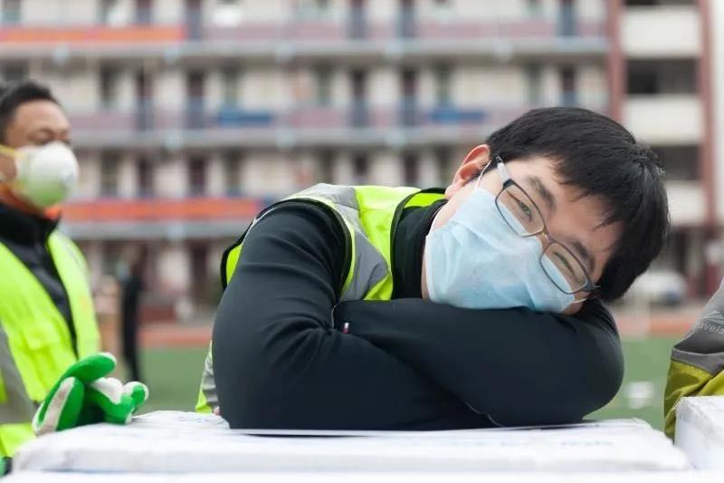 志愿者賈威：“累了，趴下歇會兒”