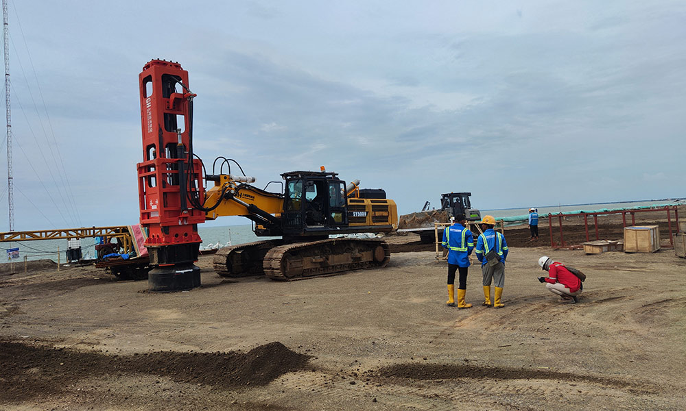 HC150高速液壓夯實機(jī)在印度尼西亞施工 HC150高速液壓夯實機(jī)在印度尼西亞施工